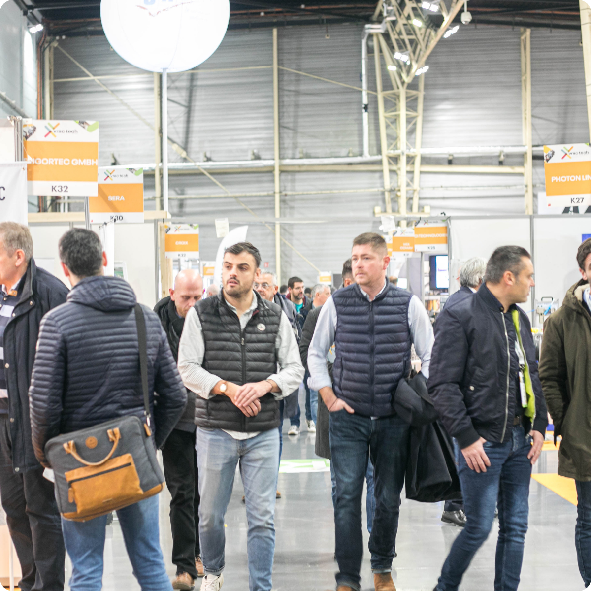 Exposant dans les allées du salon